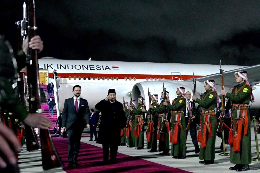 Presiden Prabowo Tiba di Amman, Disambut Putra Mahkota dan Dikawal F-16 AU Yordania